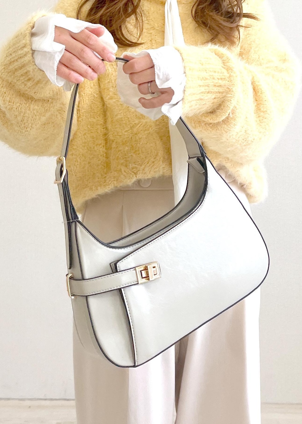 ベージュ系のブーツ、ホワイト系のハンドバッグ、ホワイト系のシャツ/ブラウスを着用したレディースの秋コーディネートの5枚目の写真