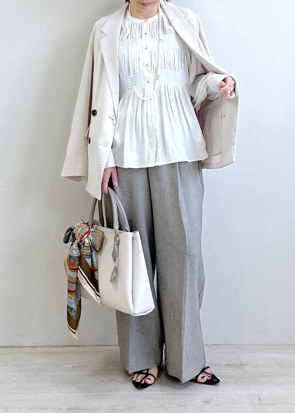 ホワイト系のシャツ/ブラウス、グレー系のその他パンツ、ホワイト系のテーラードジャケットを着用したレディースの春コーディネートの7枚目の写真