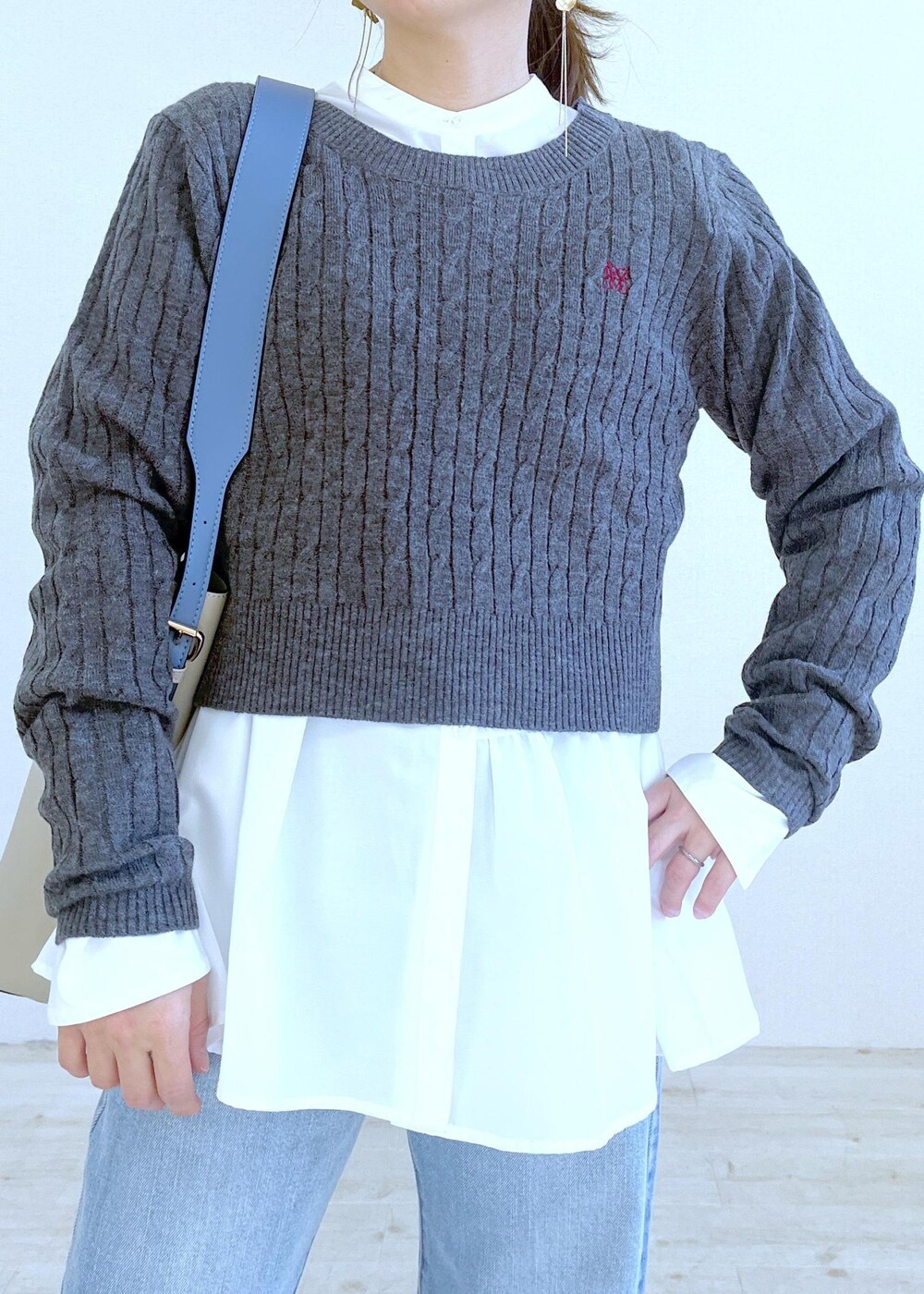 ベージュ系のショルダーバッグ、ホワイト系のシャツ/ブラウス、ブルー系のデニムパンツを着用したレディースの冬コーディネートの5枚目の写真