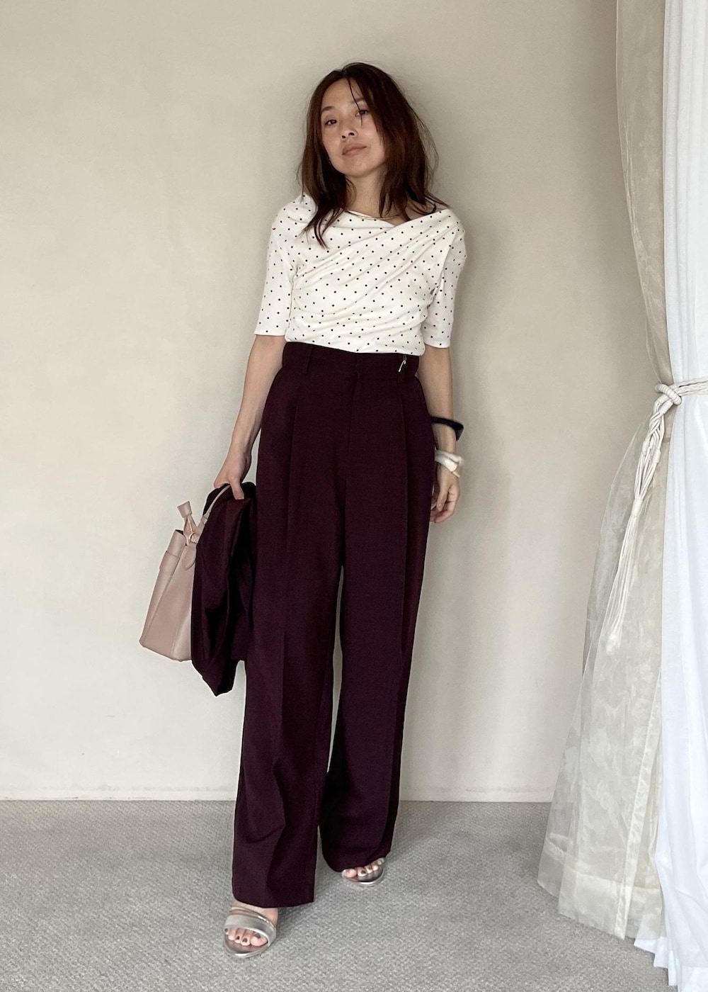 シルバー系のサンダル、ホワイト系のTシャツ/カットソー、ピンク系のショルダーバッグを着用したレディースの夏コーディネートの6枚目の写真