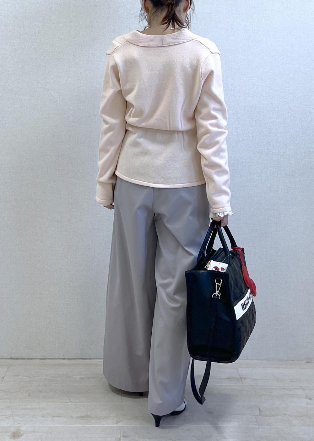 ホワイト系のニット/セーター、ピンク系のカーディガン/ボレロ、グレー系のその他パンツを着用したレディースの冬コーディネートの5枚目の写真