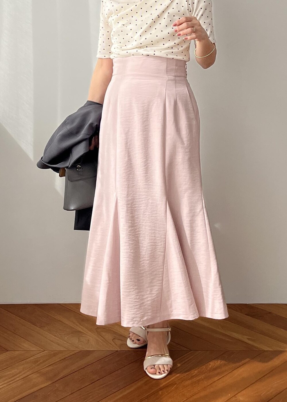 グレー系のショルダーバッグ、グレー系のテーラードジャケット、ピンク系のスカートを着用したレディースの春コーディネートの8枚目の写真