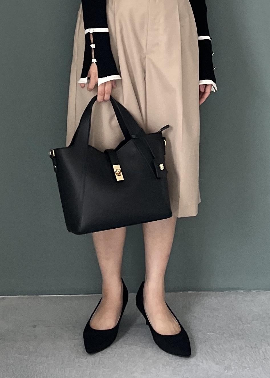 ベージュ系のその他パンツ、ブラック系のトートバッグ、ブラック系のニット/セーターを着用したレディースの秋コーディネートの9枚目の写真