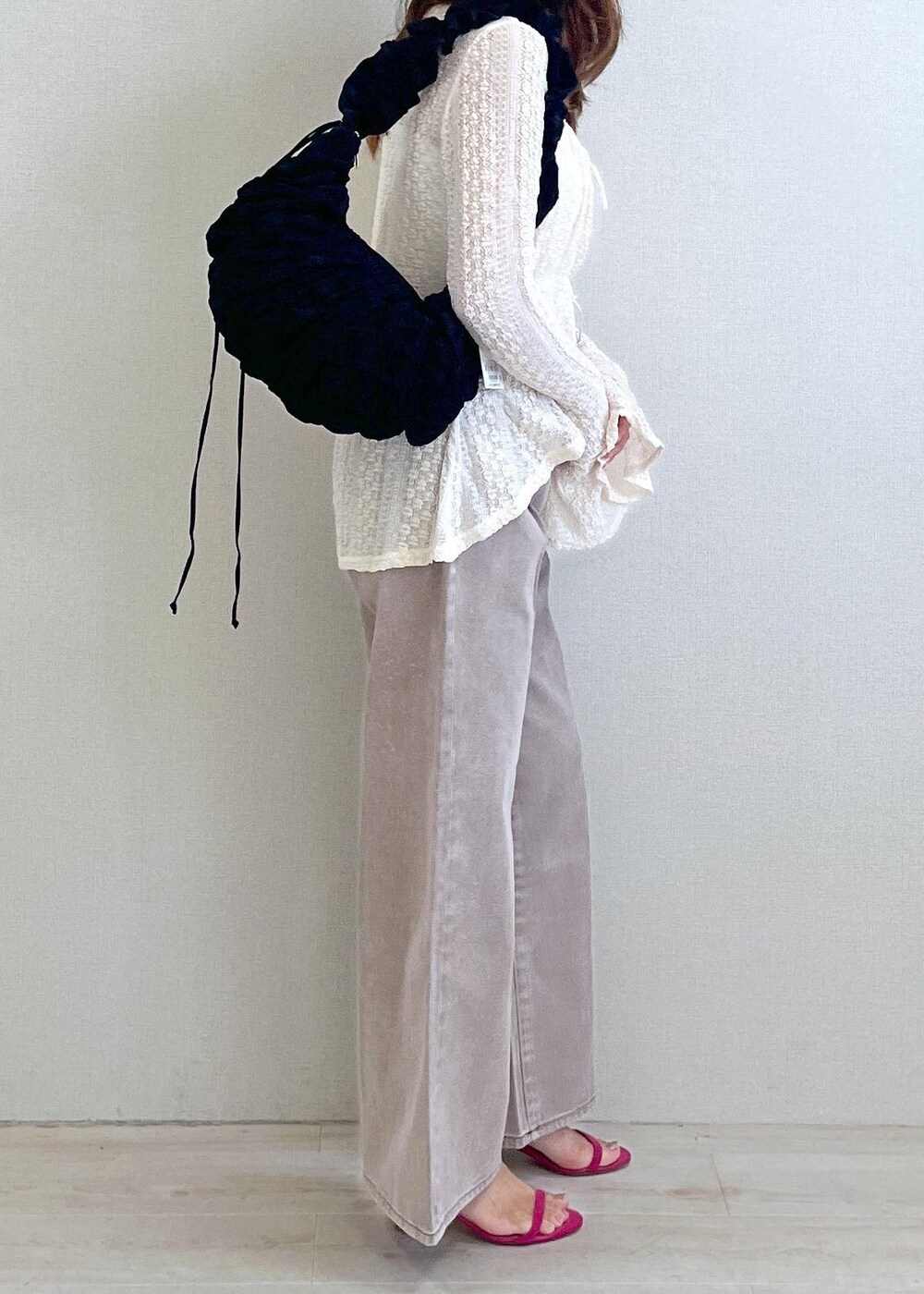 ホワイト系のキャミソール、ホワイト系のシャツ/ブラウス、ブラウン系のデニムパンツを着用したレディースの夏コーディネートの2枚目の写真