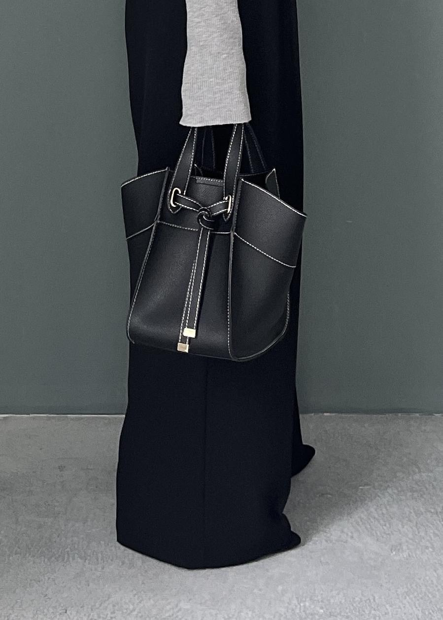 グレー系のニット/セーター、ブラック系のその他パンツ、ブラック系のトートバッグを着用したレディースの秋コーディネートの10枚目の写真