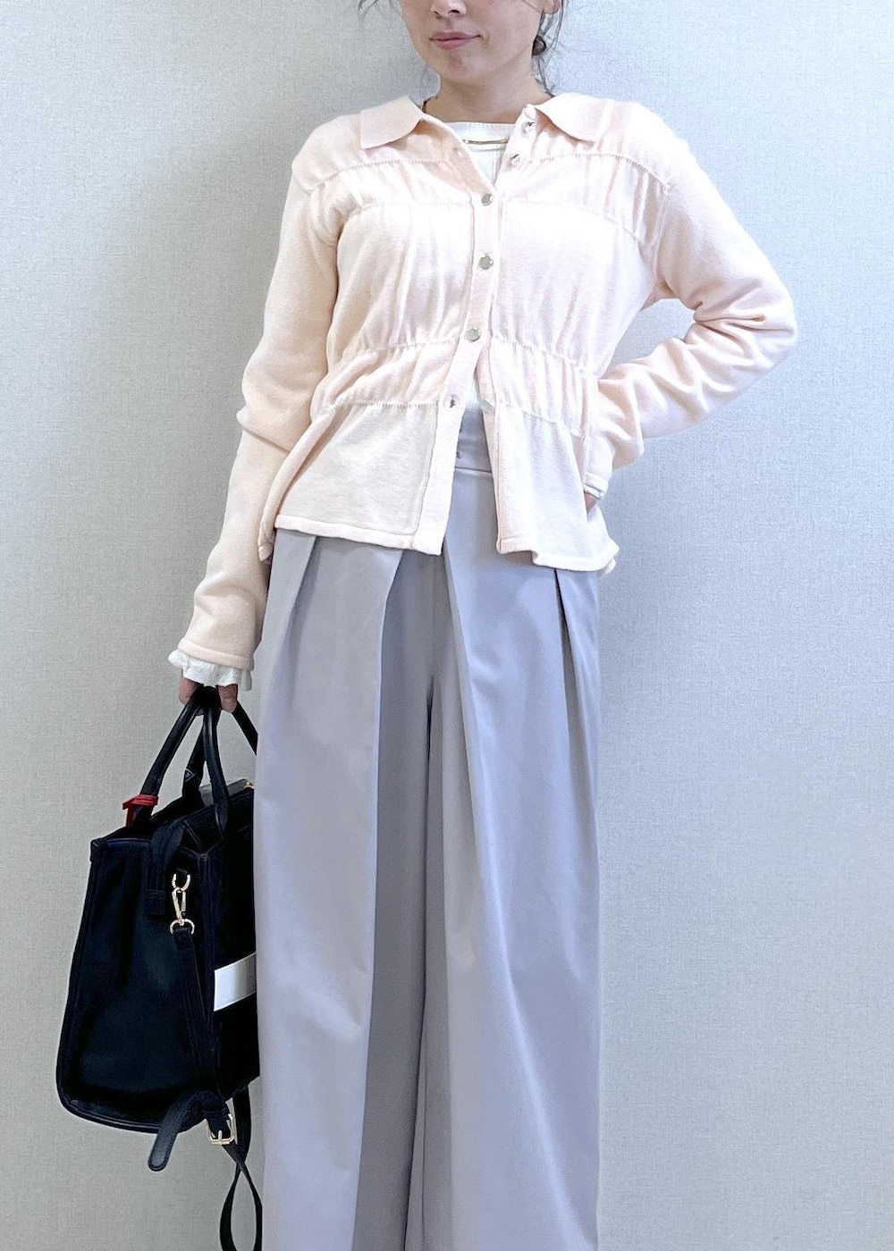 ホワイト系のニット/セーター、ピンク系のカーディガン/ボレロ、グレー系のその他パンツを着用したレディースの冬コーディネートの2枚目の写真