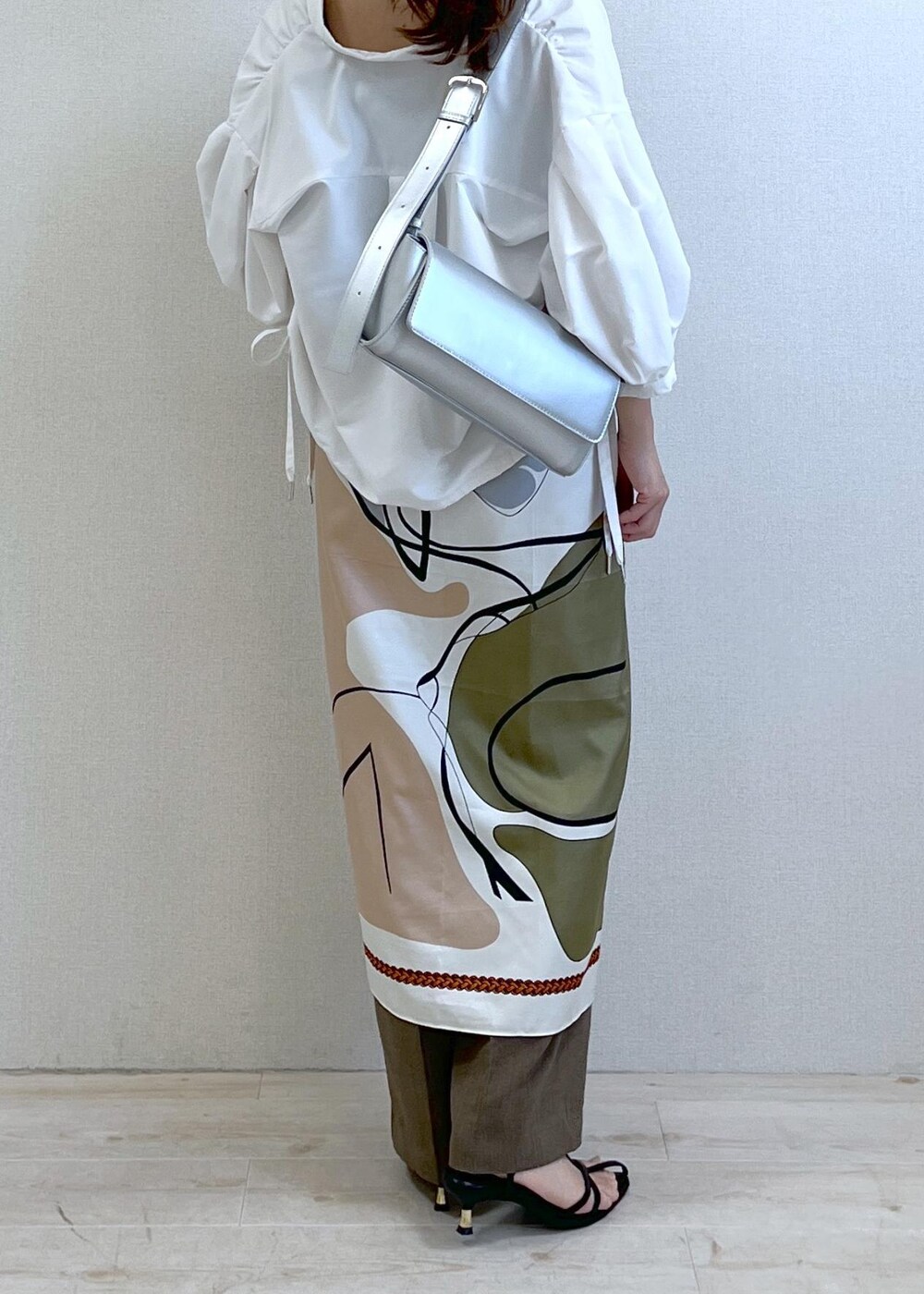 ブラック系のキャミソール、シルバー系のショルダーバッグ、ブラック系のサンダルを着用したレディースの春コーディネートの4枚目の写真