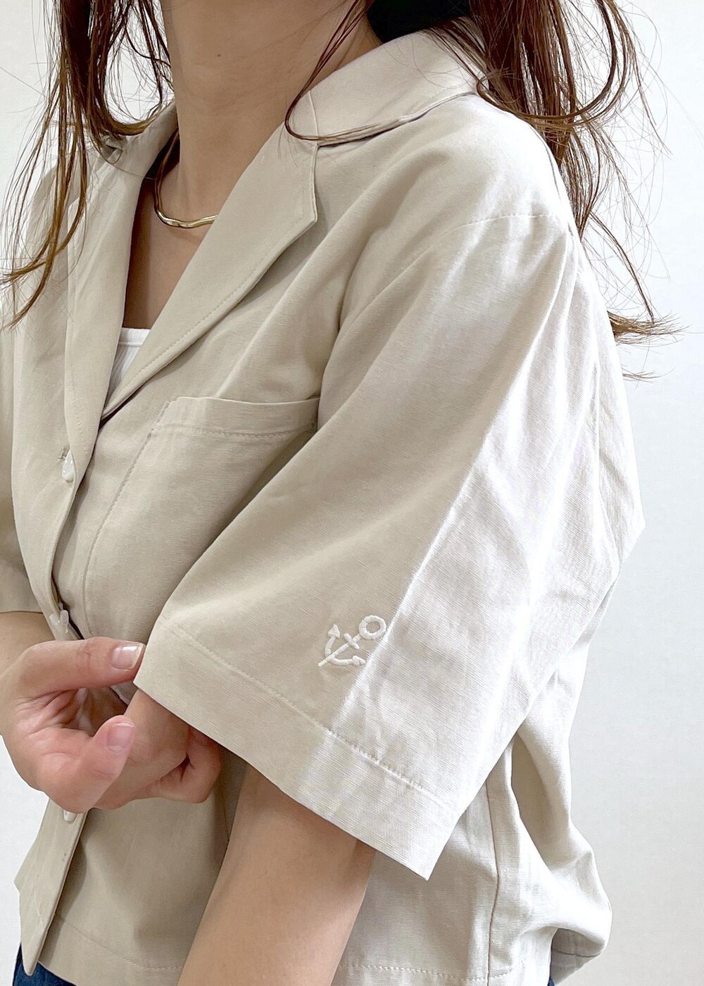 ホワイト系のキャミソール、レッド系のサンダル、ブルー系のデニムパンツを着用したレディースの夏コーディネートの7枚目の写真