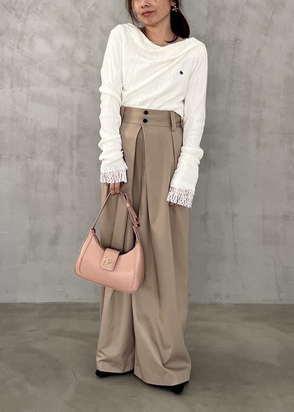 ブラック系のパンプス、ベージュ系のその他パンツ、ホワイト系のTシャツ/カットソーを着用したレディースの冬コーディネートの7枚目の写真