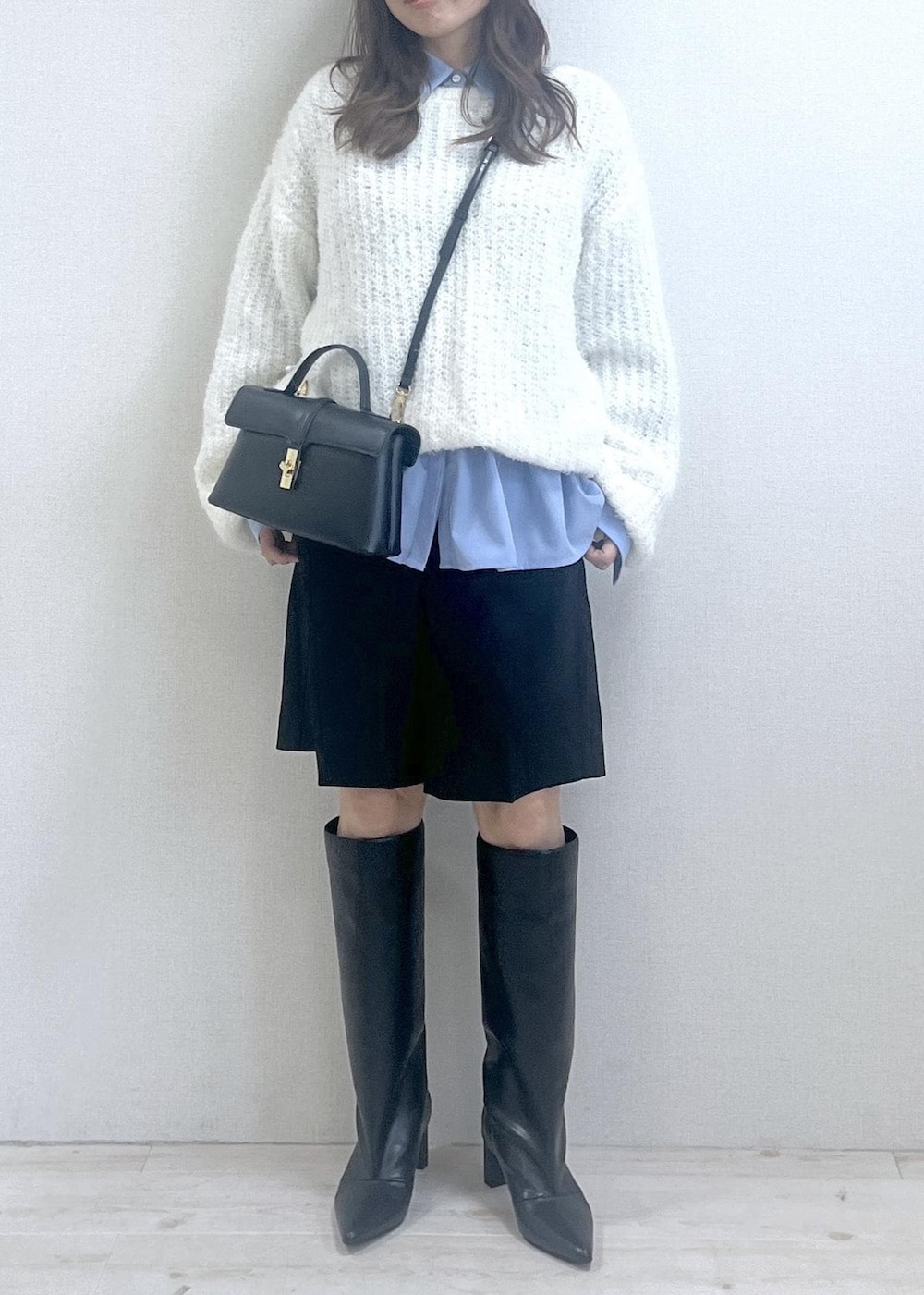 ブラック系のショルダーバッグ、ブラック系のブーツ、ブラック系のその他パンツを着用したレディースの秋コーディネートの7枚目の写真