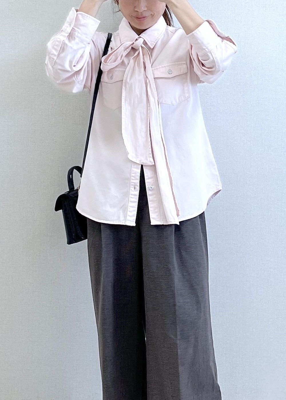 ピンク系のシャツ/ブラウス、ブラウン系のその他パンツ、ブラック系のハンドバッグを着用したレディースの夏コーディネートの8枚目の写真