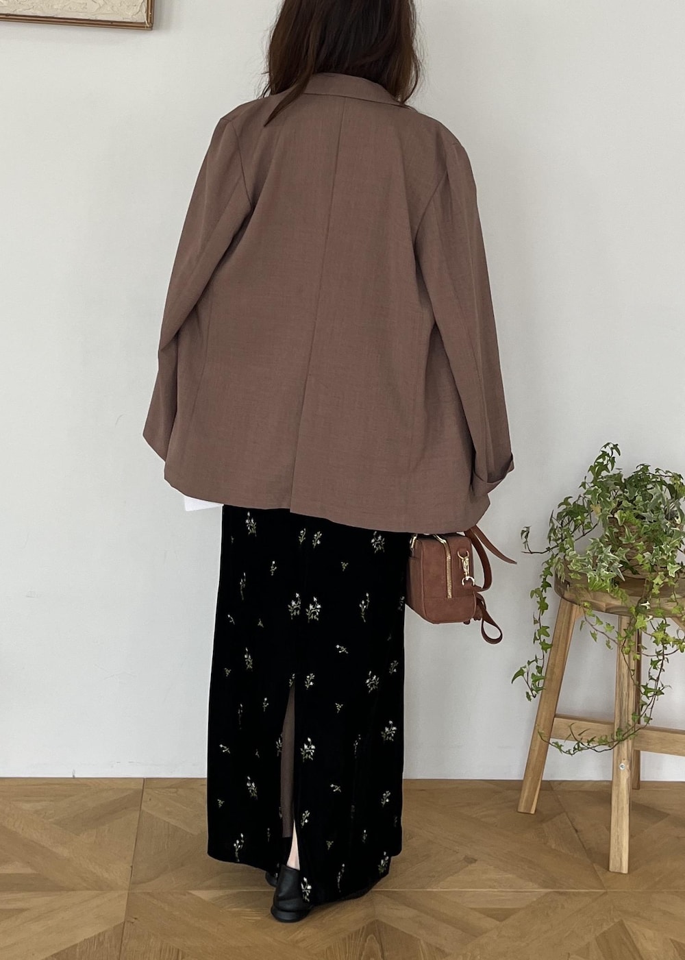 ブラウン系のボストンバッグ、ブラック系のスカート、ホワイト系のTシャツ/カットソーを着用したレディースの夏コーディネートの6枚目の写真