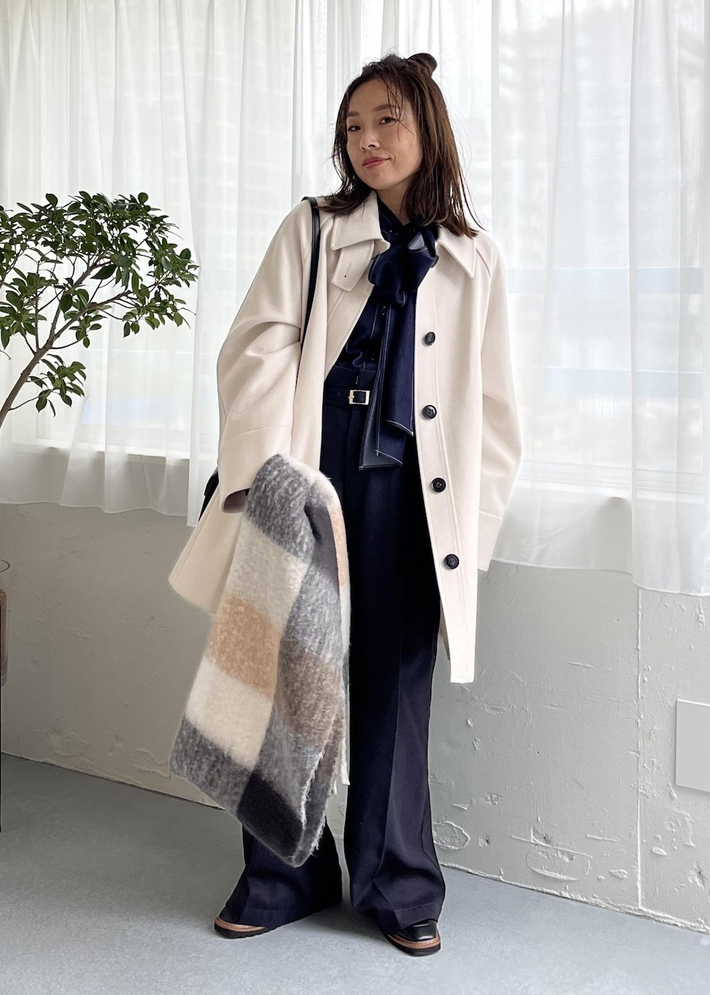 ブラック系のローファー、ブルー系のシャツ/ブラウス、グレー系のカーディガン/ボレロを着用したレディースの秋コーディネートの10枚目の写真