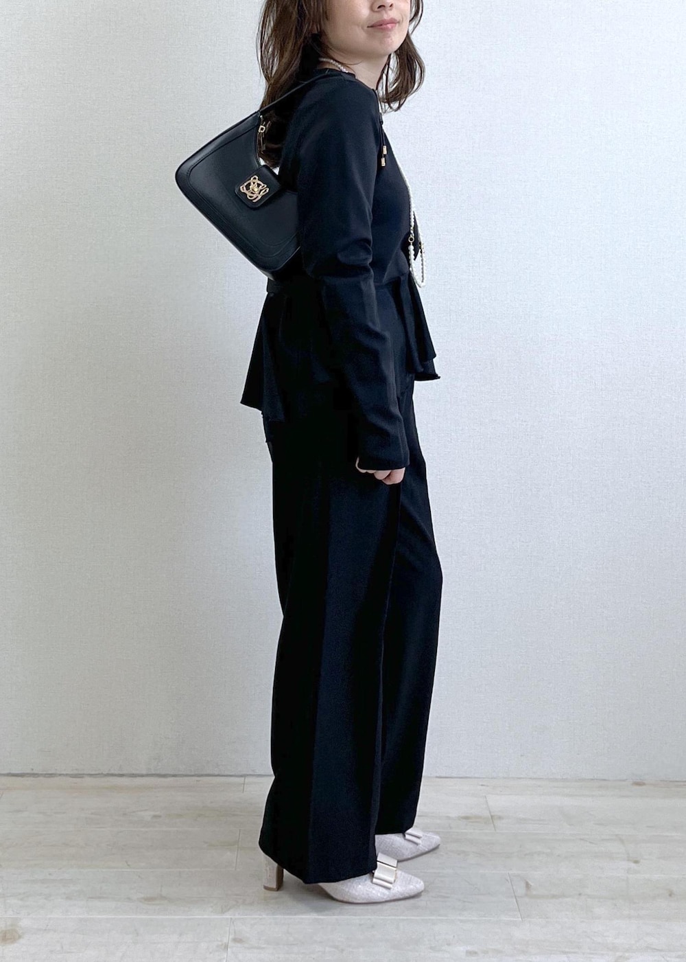 ブラック系のショルダーバッグ、ベージュ系のパンプス、ベージュ系のトレンチコートを着用したレディースの春コーディネートの9枚目の写真