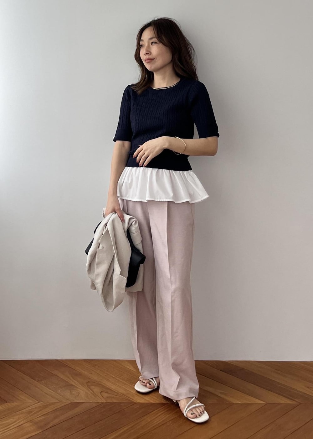 ブラック系のショルダーバッグ、ピンク系のその他パンツ、ホワイト系のサンダルを着用したレディースの春コーディネートの9枚目の写真