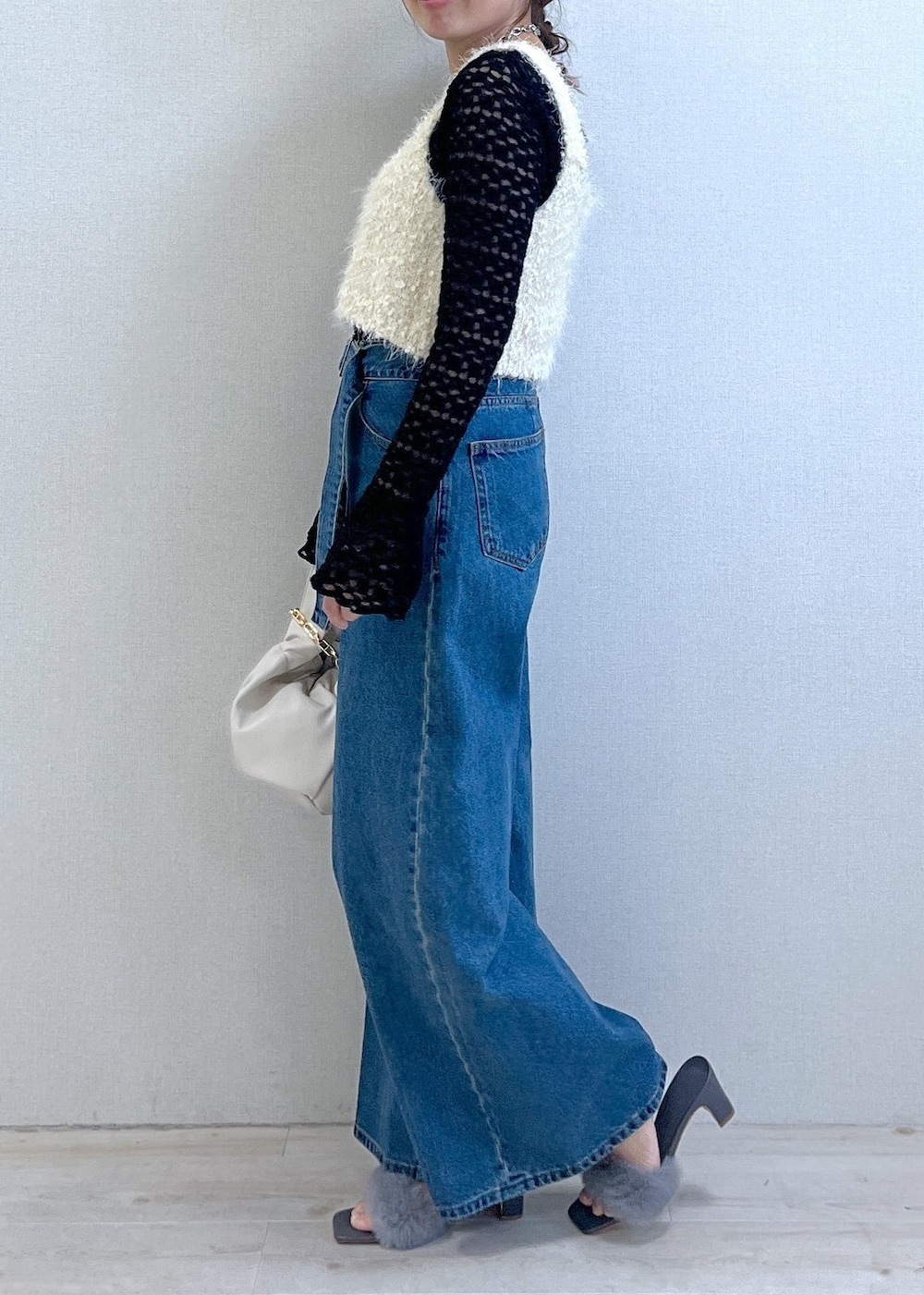 ブラック系のキャミソール、グレー系のドレスシューズ、ホワイト系のキャミソールを着用したレディースの秋コーディネートの2枚目の写真