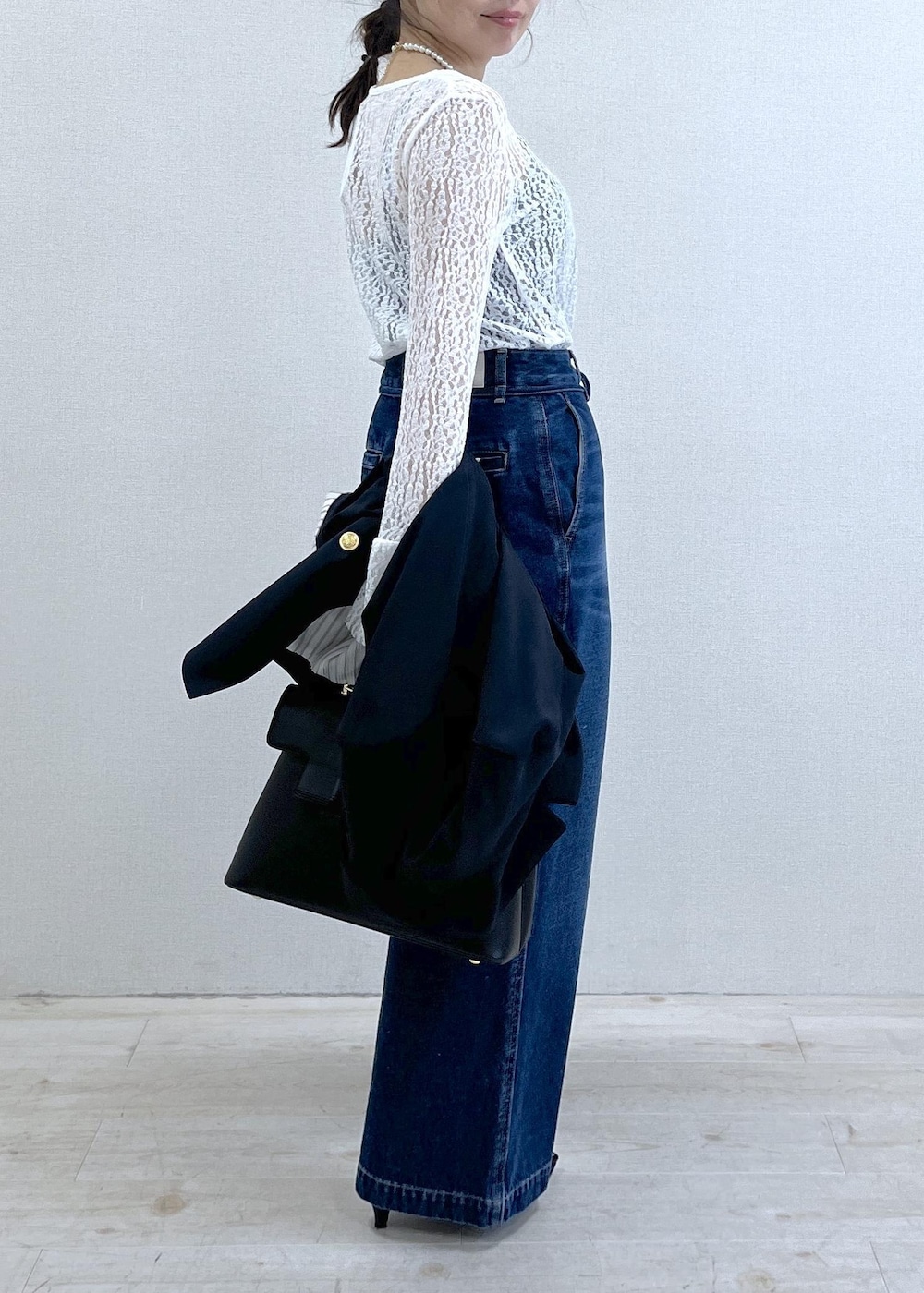 ブルー系のテーラードジャケット、グリーン系のカーディガン/ボレロ、ブルー系のデニムパンツを着用したレディースの冬コーディネートの10枚目の写真