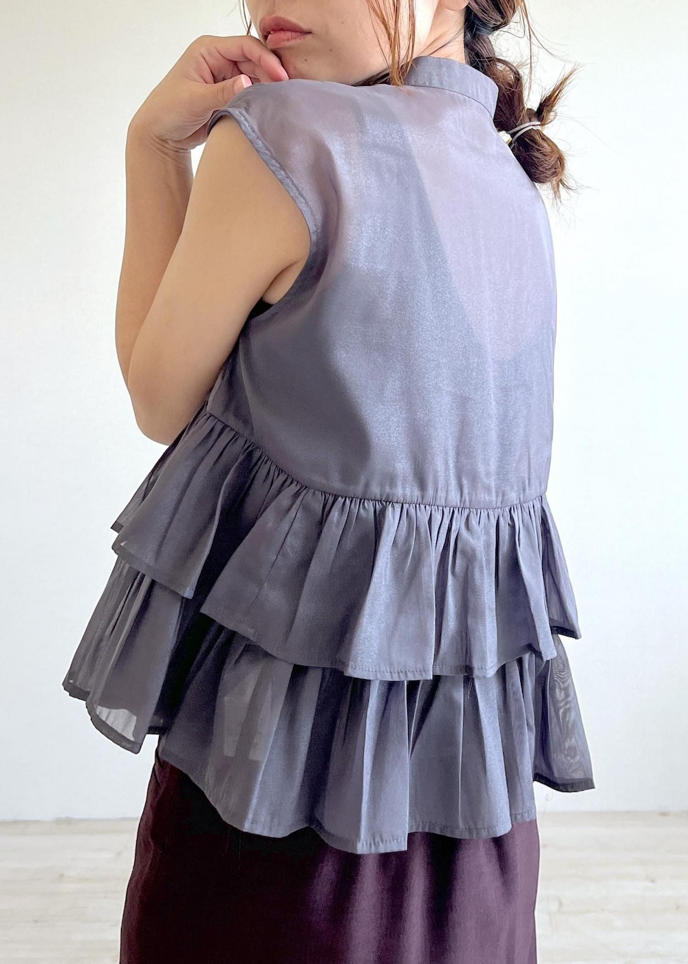 ブラック系のサンダル、ブラウン系のスカート、グレー系のシャツ/ブラウスを着用したレディースの夏コーディネートの6枚目の写真