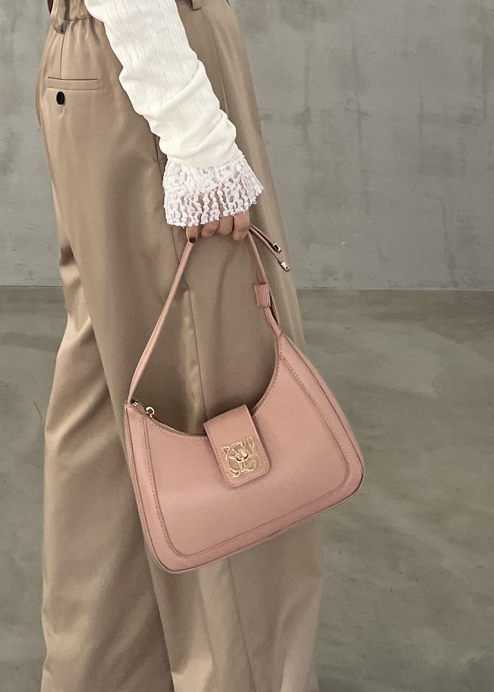 ブラック系のパンプス、ベージュ系のその他パンツ、ホワイト系のTシャツ/カットソーを着用したレディースの冬コーディネートの4枚目の写真