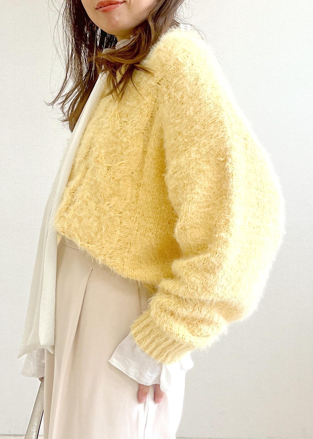 ベージュ系のブーツ、ホワイト系のハンドバッグ、ホワイト系のシャツ/ブラウスを着用したレディースの秋コーディネートの6枚目の写真