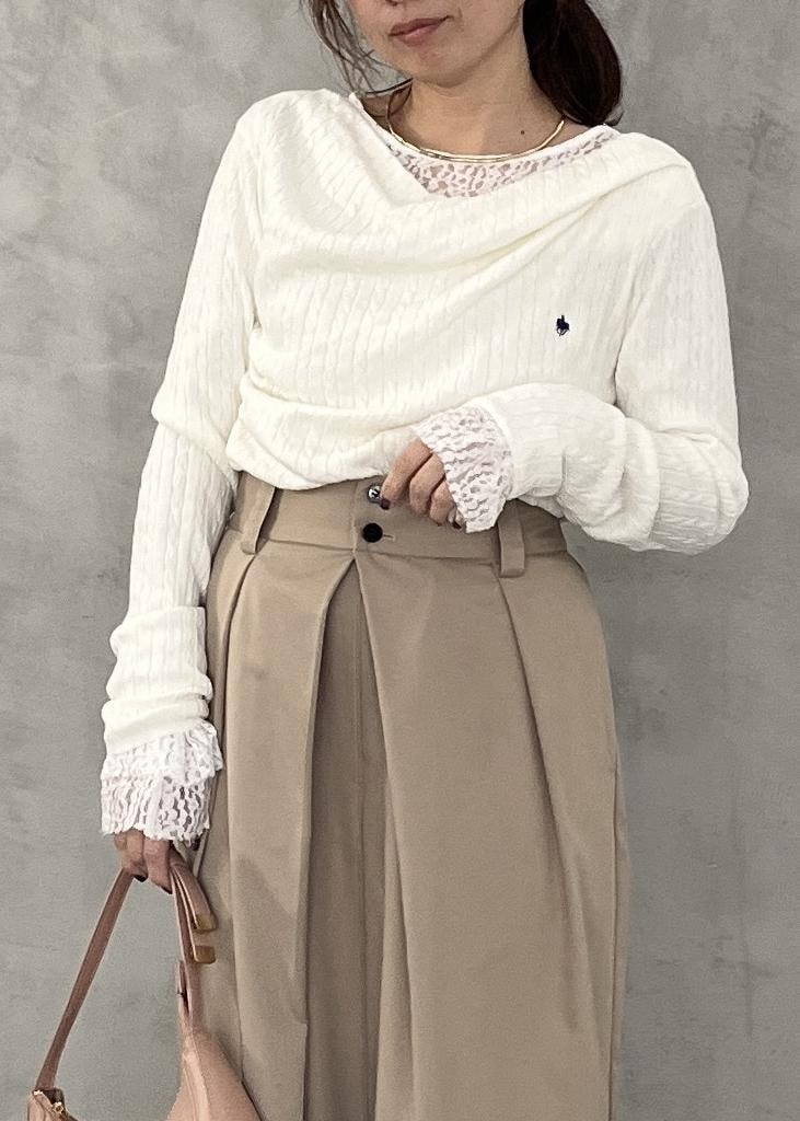 ブラック系のパンプス、ベージュ系のその他パンツ、ホワイト系のTシャツ/カットソーを着用したレディースの冬コーディネートの9枚目の写真