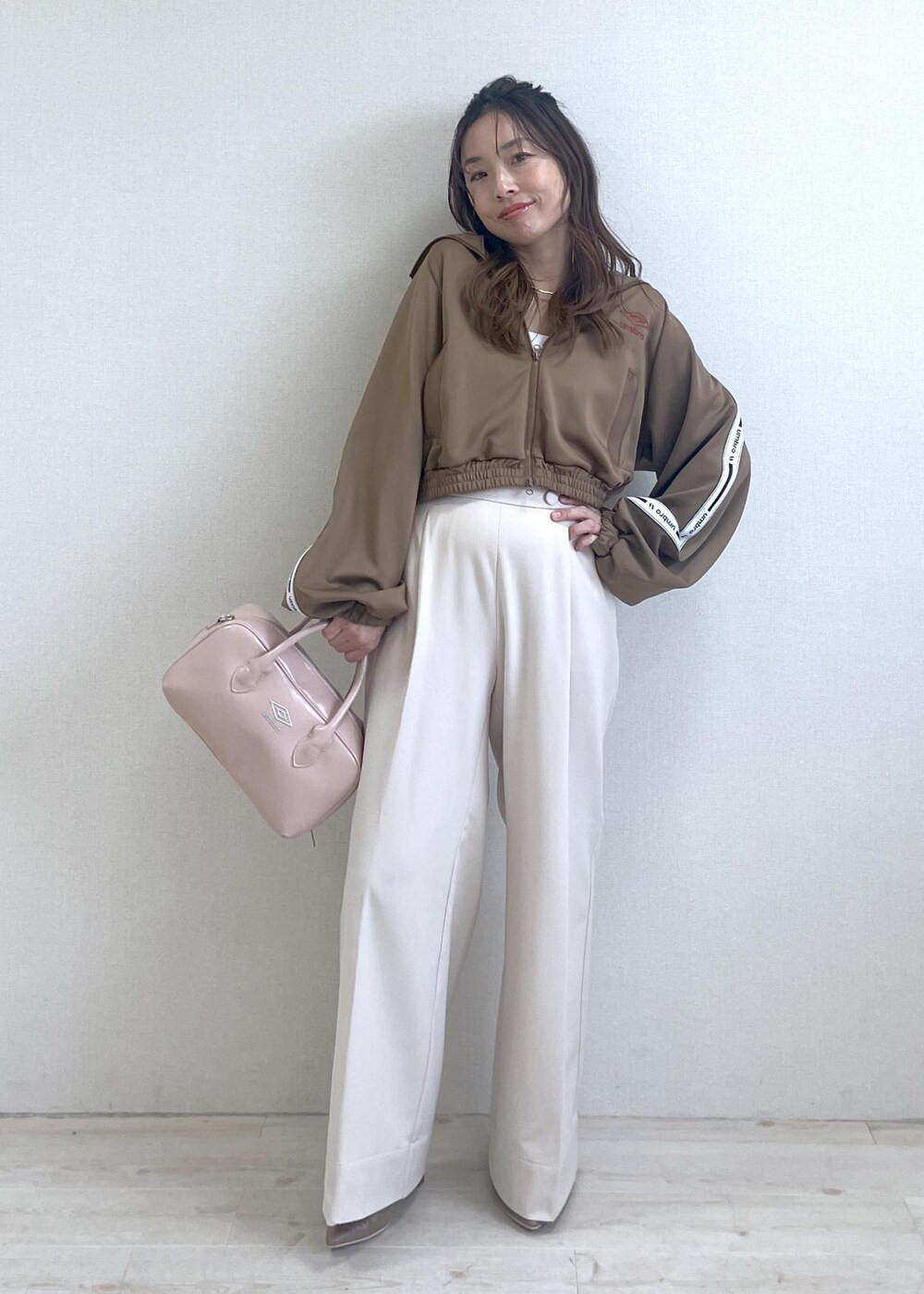 ベージュ系のブーツ、ベージュ系のその他アウター、ベージュ系のその他パンツを着用したレディースの秋コーディネートの8枚目の写真