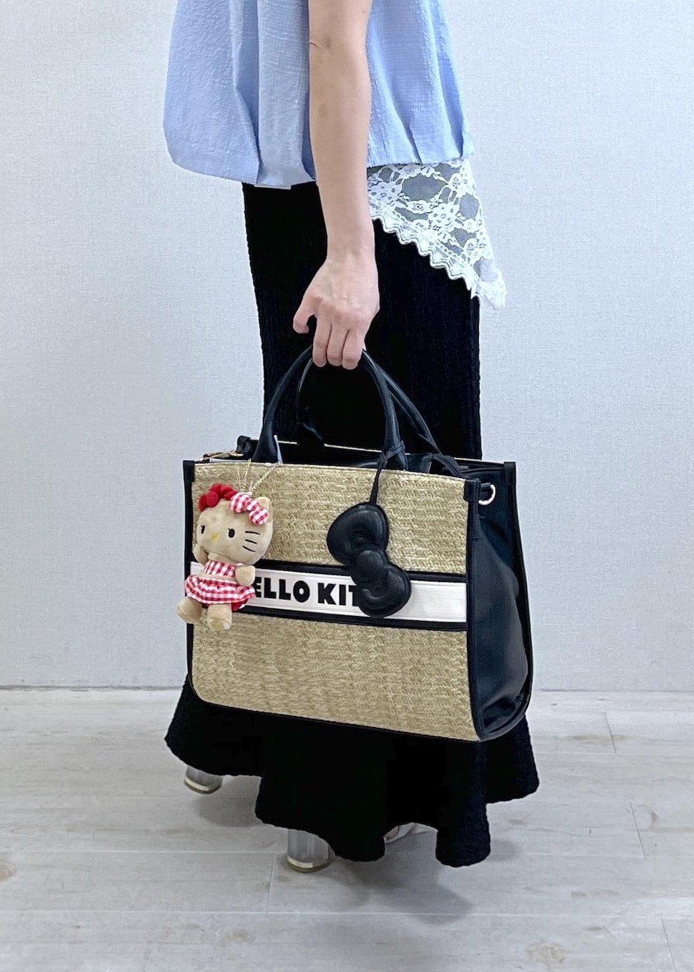 ホワイト系のサンダル、ブラック系のスカート、ブルー系のシャツ/ブラウスを着用したレディースの夏コーディネートの10枚目の写真
