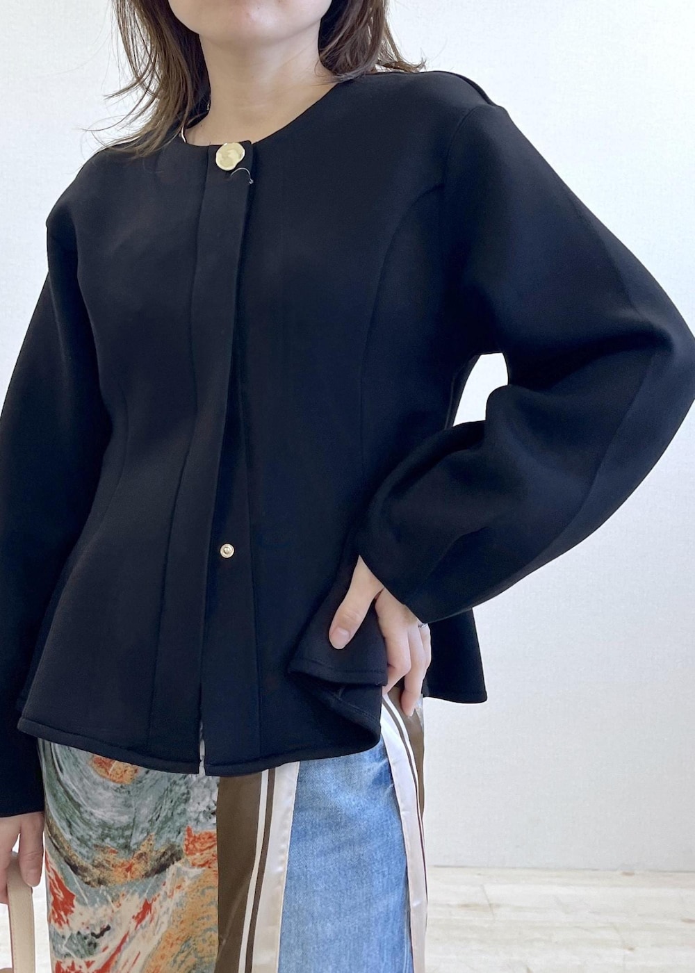 ベージュ系のショルダーバッグ、ブラック系のパンプス、ホワイト系のキャミソールを着用したレディースの春コーディネートの5枚目の写真