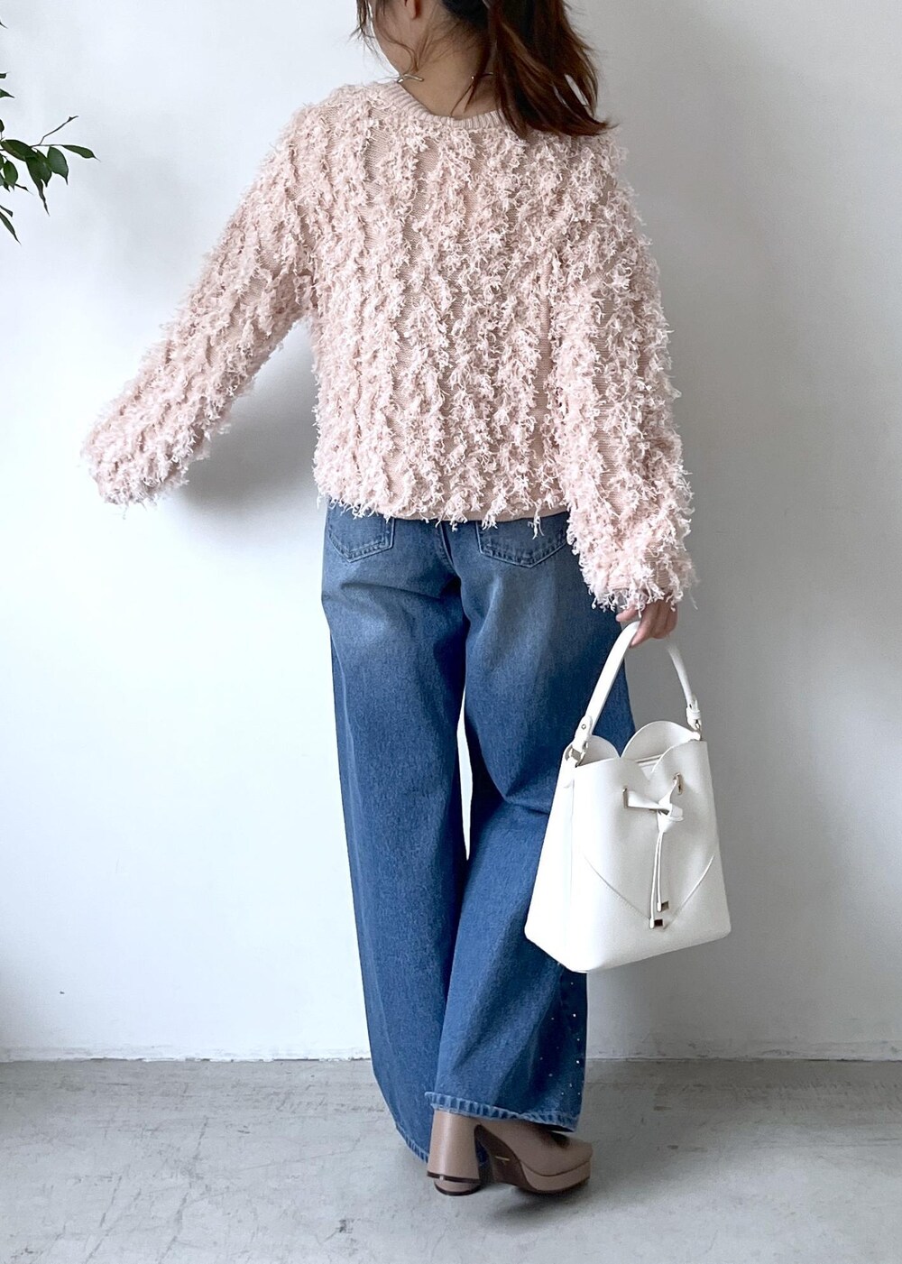 ホワイト系のショルダーバッグ、ベージュ系のブーツ、ピンク系のニット/セーターを着用したレディースの秋コーディネートの5枚目の写真