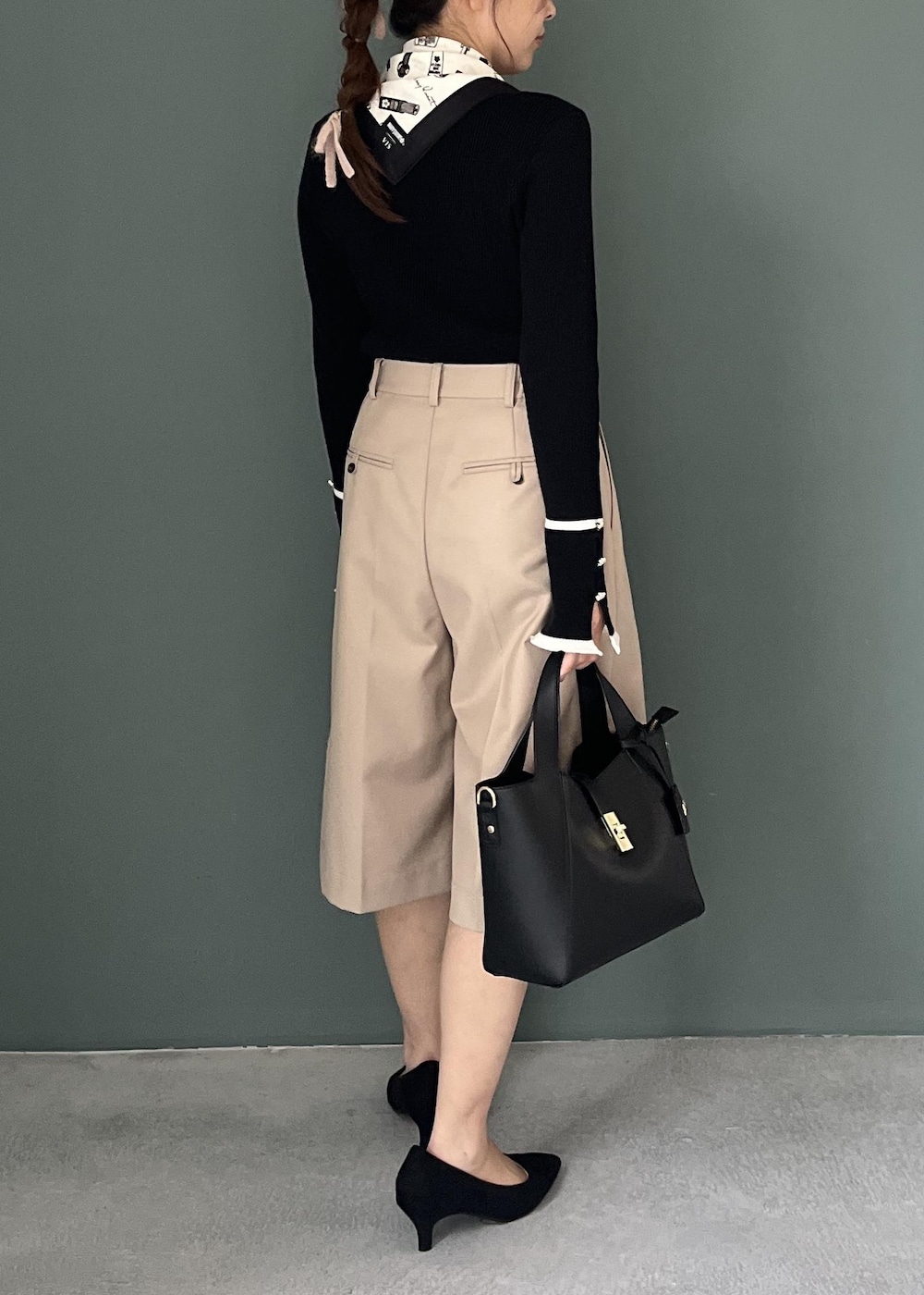 ベージュ系のその他パンツ、ブラック系のトートバッグ、ブラック系のニット/セーターを着用したレディースの秋コーディネートの5枚目の写真