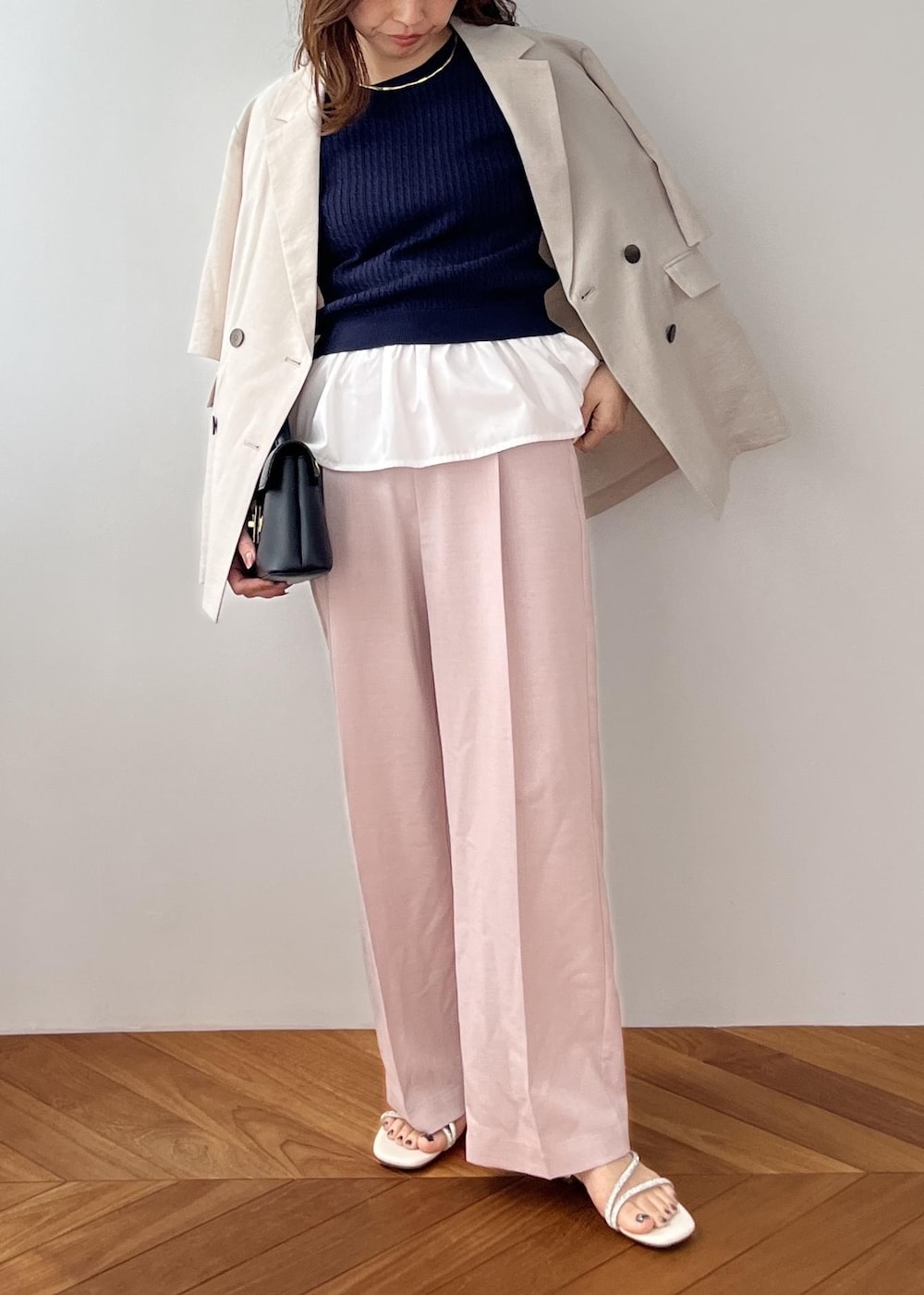 ブラック系のショルダーバッグ、ピンク系のその他パンツ、ホワイト系のサンダルを着用したレディースの春コーディネートの8枚目の写真