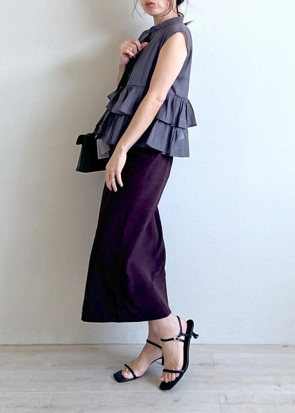 ブラック系のサンダル、ブラウン系のスカート、グレー系のシャツ/ブラウスを着用したレディースの夏コーディネートの2枚目の写真