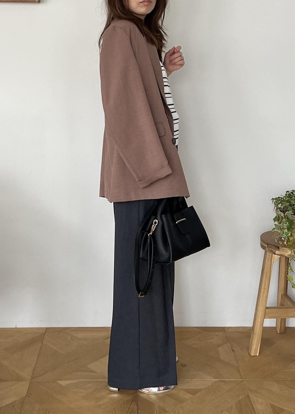 シルバー系のサンダル、ホワイト系のニット/セーター、グレー系のその他パンツを着用したレディースの夏コーディネートの4枚目の写真