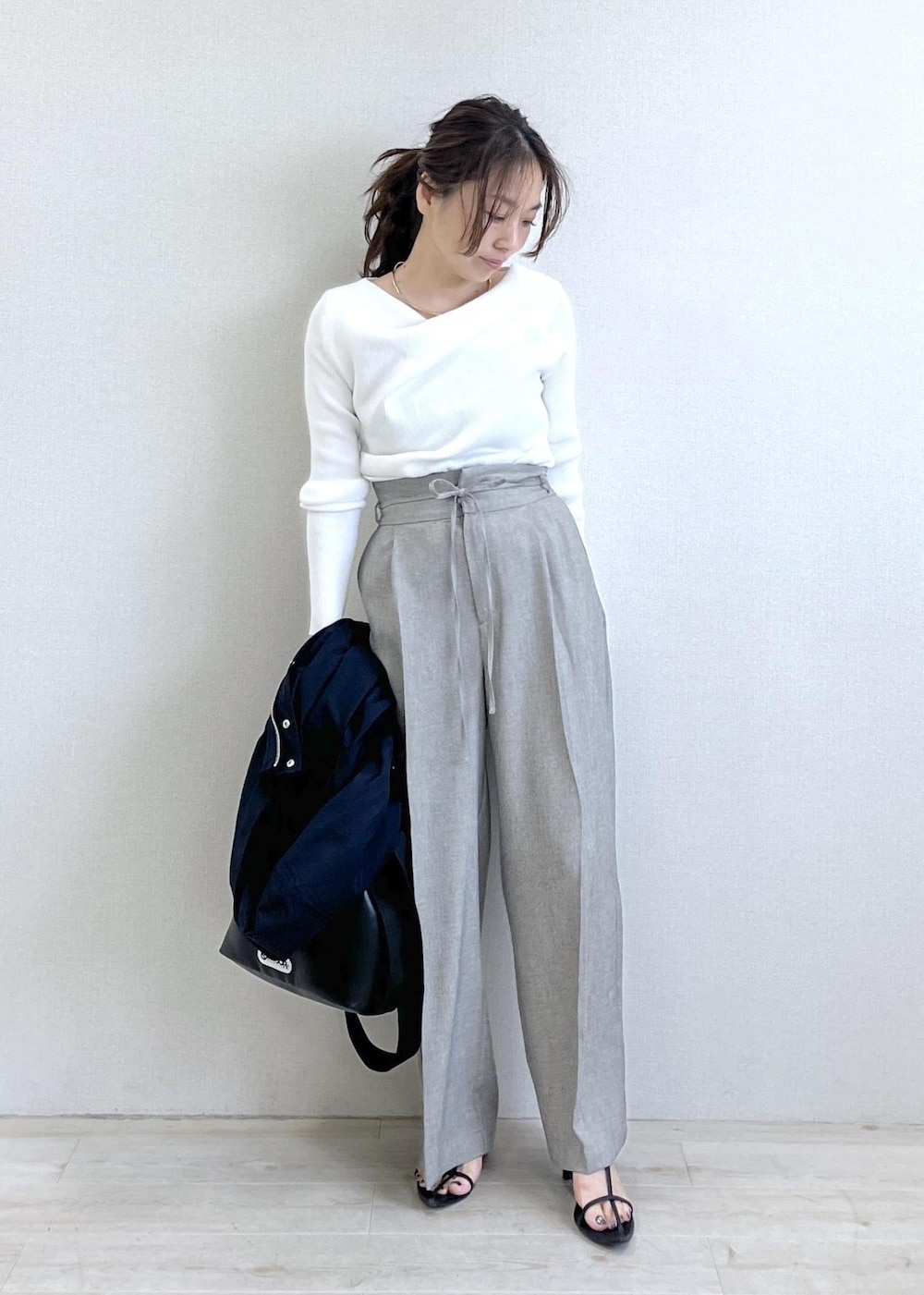 ブラック系のトートバッグ、ブルー系のナイロンジャケット、グレー系のその他パンツを着用したレディースの春コーディネートの8枚目の写真