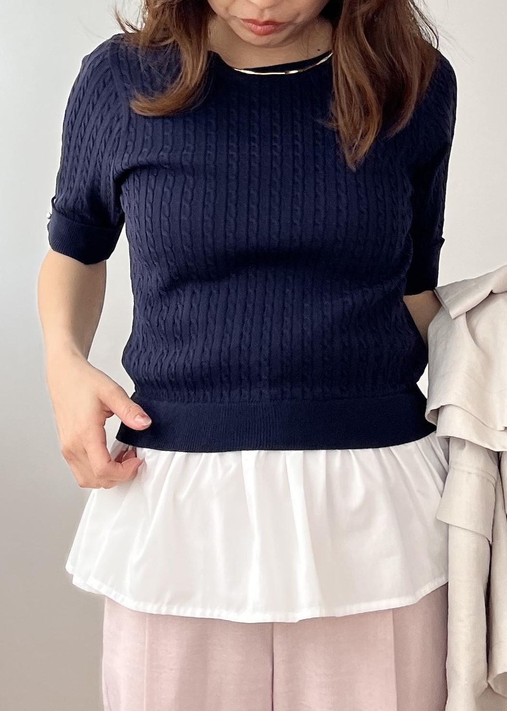 ブラック系のショルダーバッグ、ピンク系のその他パンツ、ホワイト系のサンダルを着用したレディースの春コーディネートの4枚目の写真