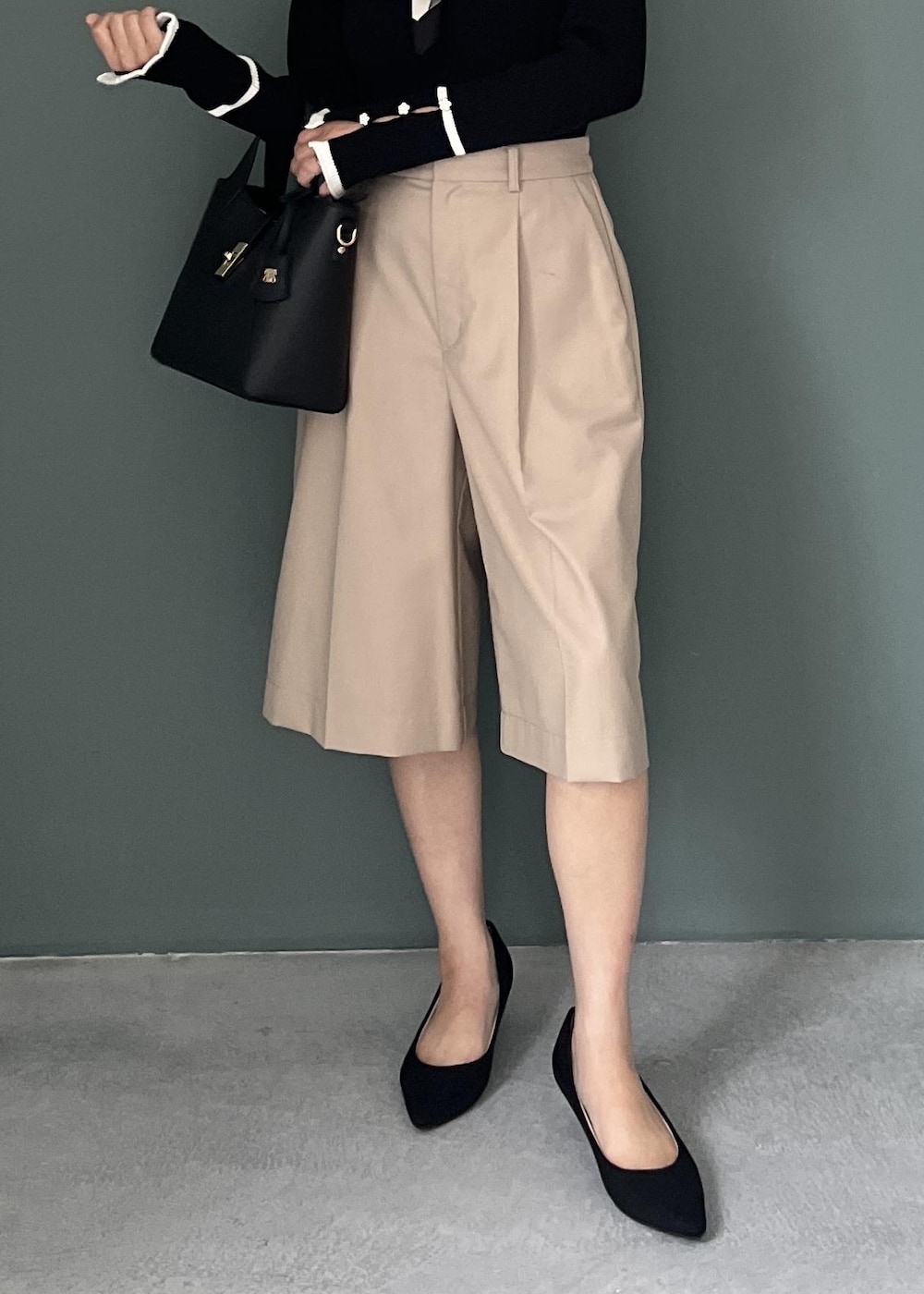 ベージュ系のその他パンツ、ブラック系のトートバッグ、ブラック系のニット/セーターを着用したレディースの秋コーディネートの8枚目の写真