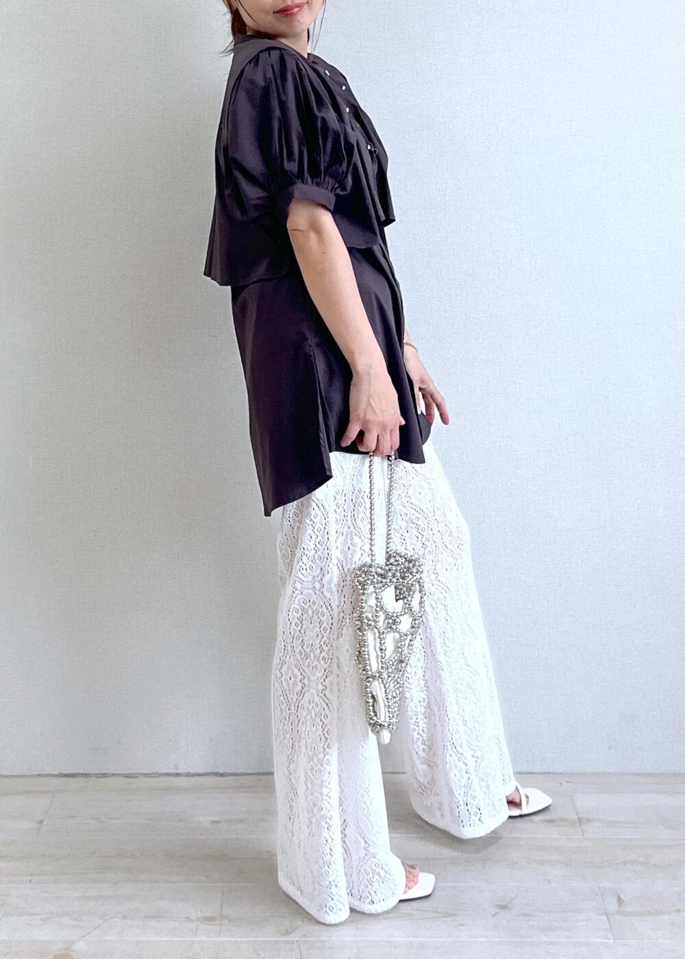 ホワイト系のサンダル、ブラウン系のシャツ/ブラウス、ホワイト系のその他パンツを着用したレディースの夏コーディネートの2枚目の写真