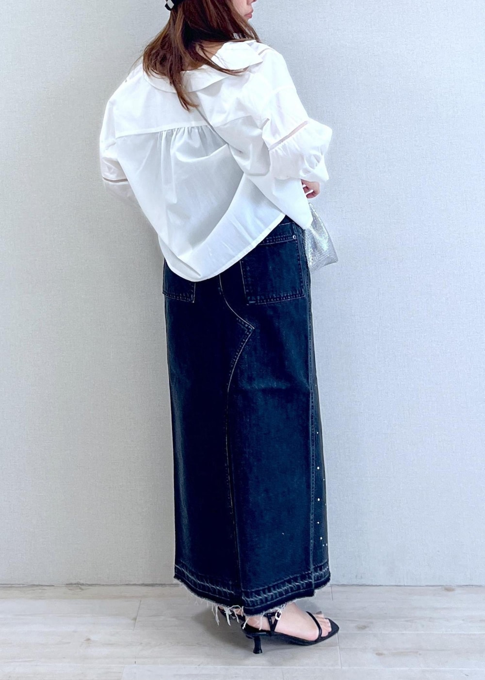 ブラック系のサンダル、ブラック系のキャミソール、ホワイト系のシャツ/ブラウスを着用したレディースの夏コーディネートの3枚目の写真