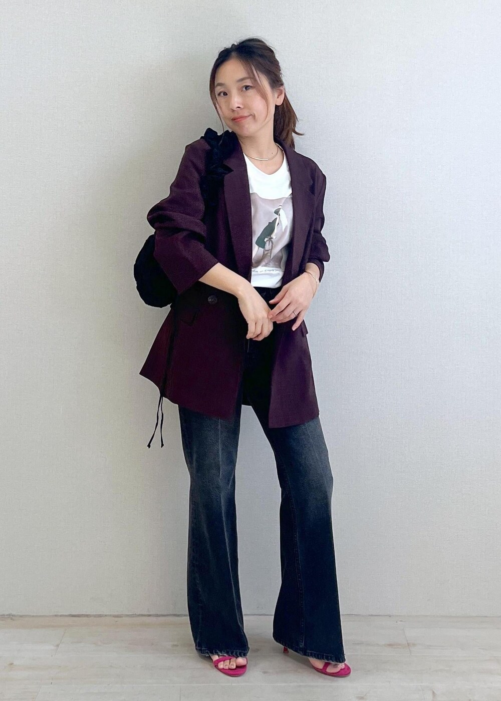 ブラック系のデニムパンツ、ホワイト系のTシャツ/カットソー、ブラウン系のテーラードジャケットを着用したレディースの夏コーディネートの2枚目の写真