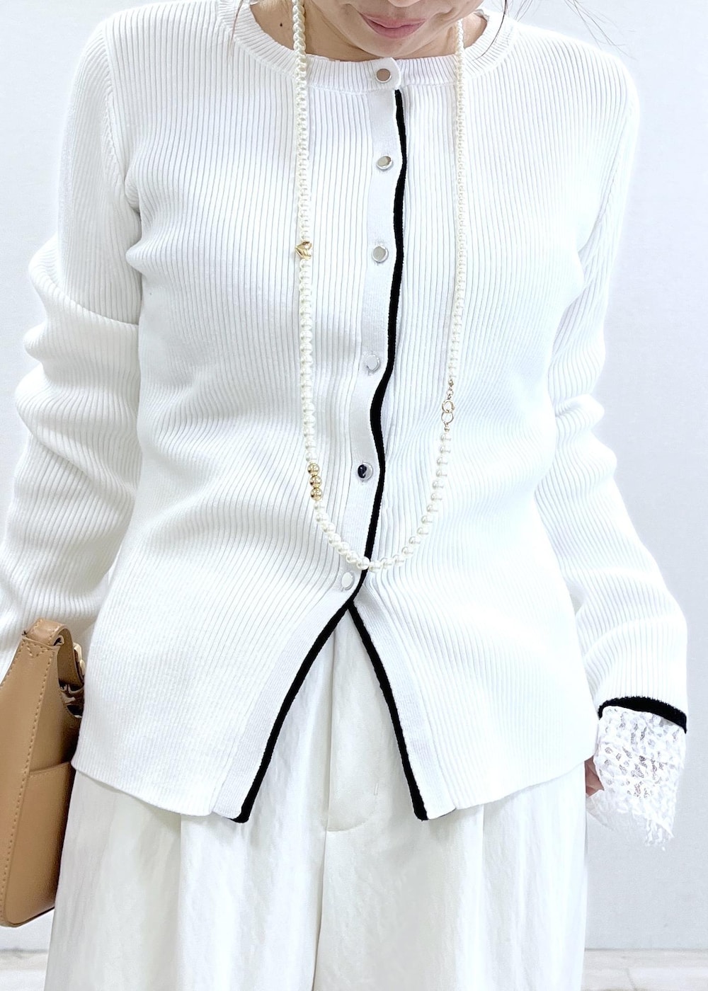 ブラック系のパンプス、ブルー系のテーラードジャケット、イエロー系のショルダーバッグを着用したレディースの冬コーディネートの9枚目の写真