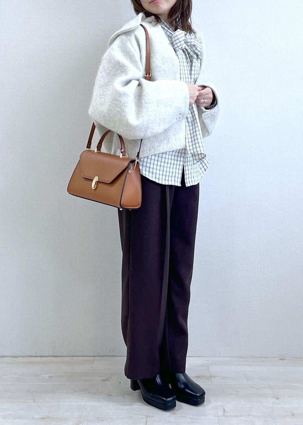 ブラック系のブーツ、ホワイト系のシャツ/ブラウス、ホワイト系のブルゾンを着用したレディースの秋コーディネートの9枚目の写真