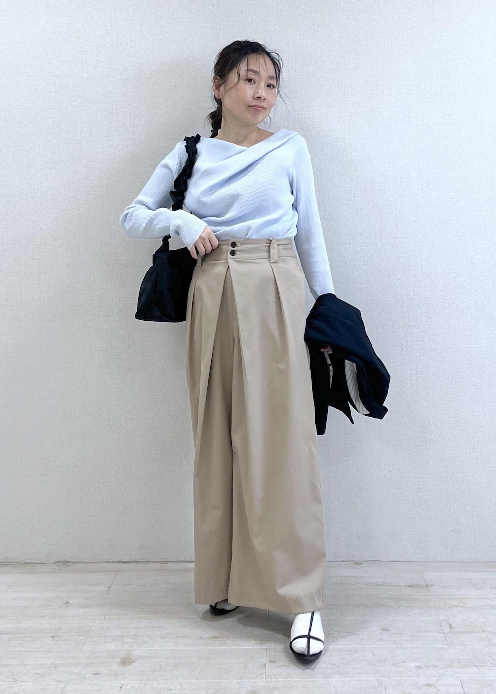 ブルー系のテーラードジャケット、ベージュ系のその他パンツ、ブラック系のショルダーバッグを着用したレディースの冬コーディネートの6枚目の写真