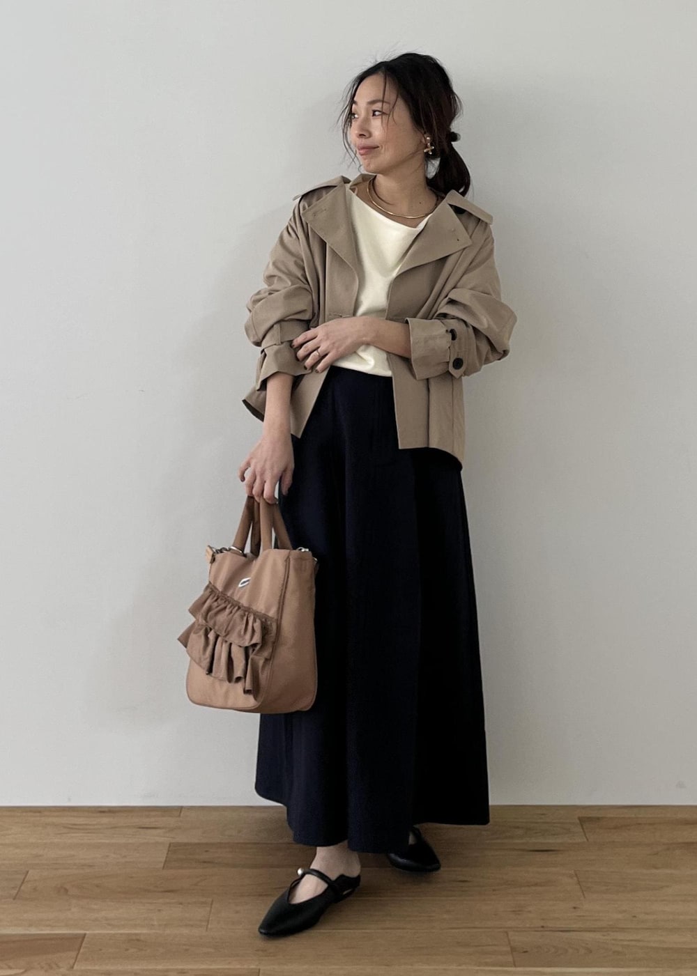 ブラック系のパンプス、ベージュ系のトートバッグ、ベージュ系のトレンチコートを着用したレディースの冬コーディネートの7枚目の写真