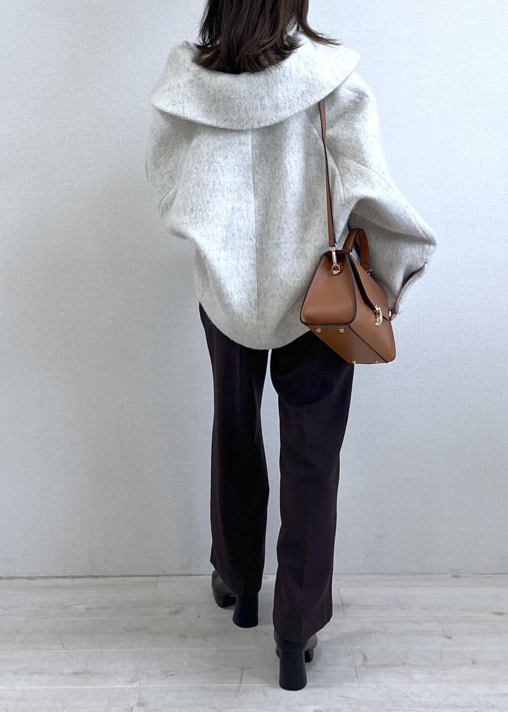 ブラック系のブーツ、ホワイト系のシャツ/ブラウス、ホワイト系のブルゾンを着用したレディースの秋コーディネートの5枚目の写真