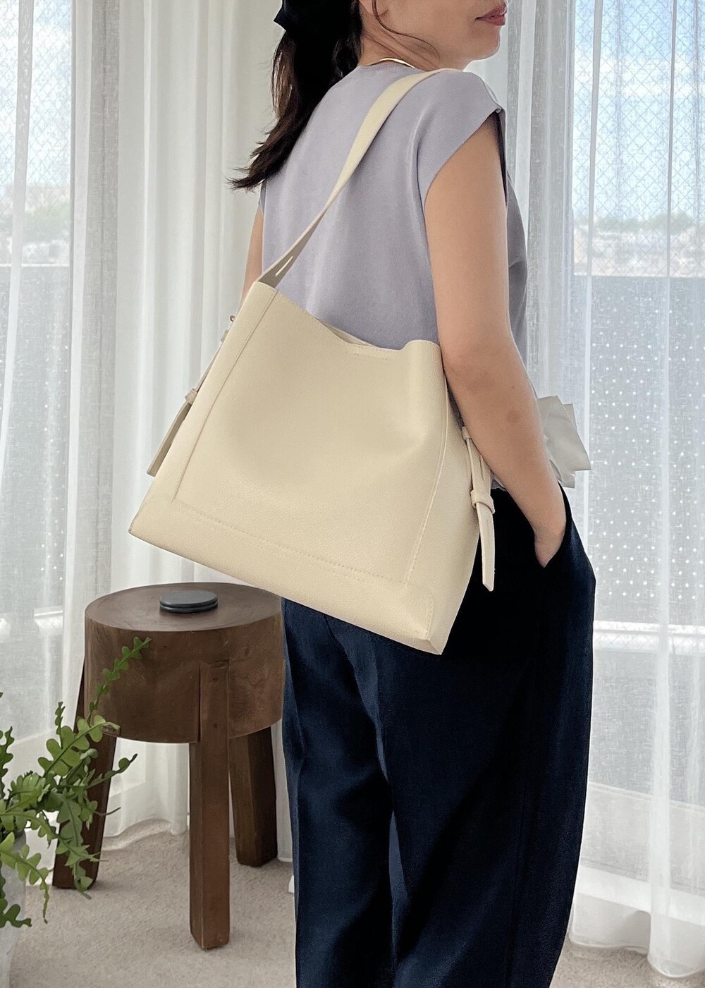 シルバー系のサンダル、ブルー系のその他パンツ、ホワイト系のショルダーバッグを着用したレディースの夏コーディネートの6枚目の写真