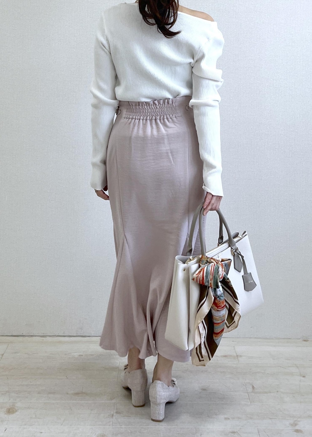 ベージュ系のパンプス、ホワイト系のニット/セーター、ピンク系のスカートを着用したレディースの春コーディネートの5枚目の写真