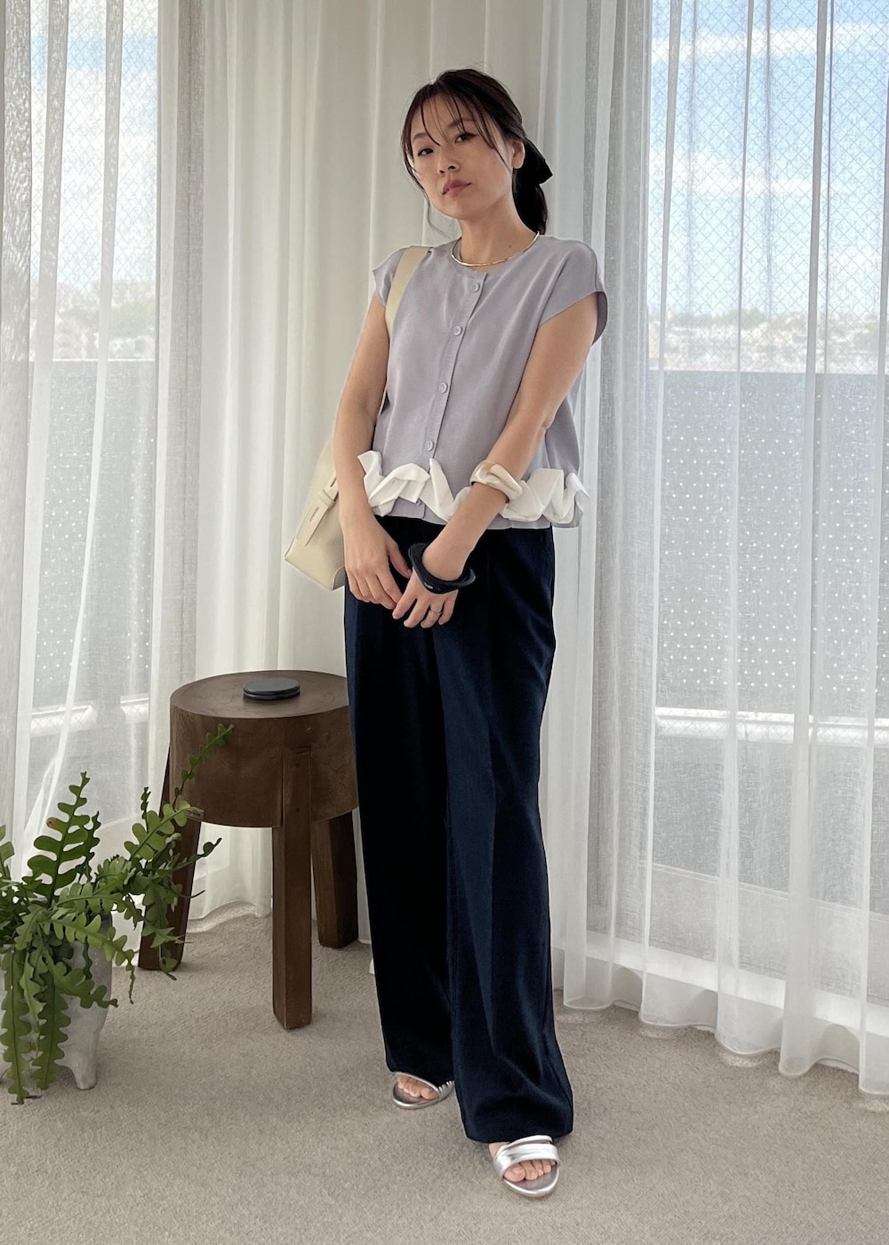 シルバー系のサンダル、ブルー系のその他パンツ、ホワイト系のショルダーバッグを着用したレディースの夏コーディネートの10枚目の写真
