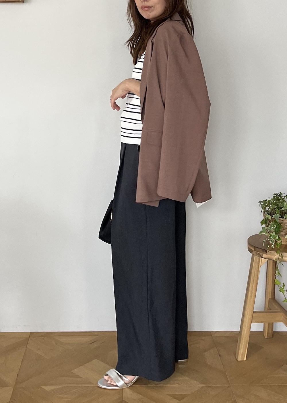 シルバー系のサンダル、ホワイト系のニット/セーター、グレー系のその他パンツを着用したレディースの夏コーディネートの3枚目の写真