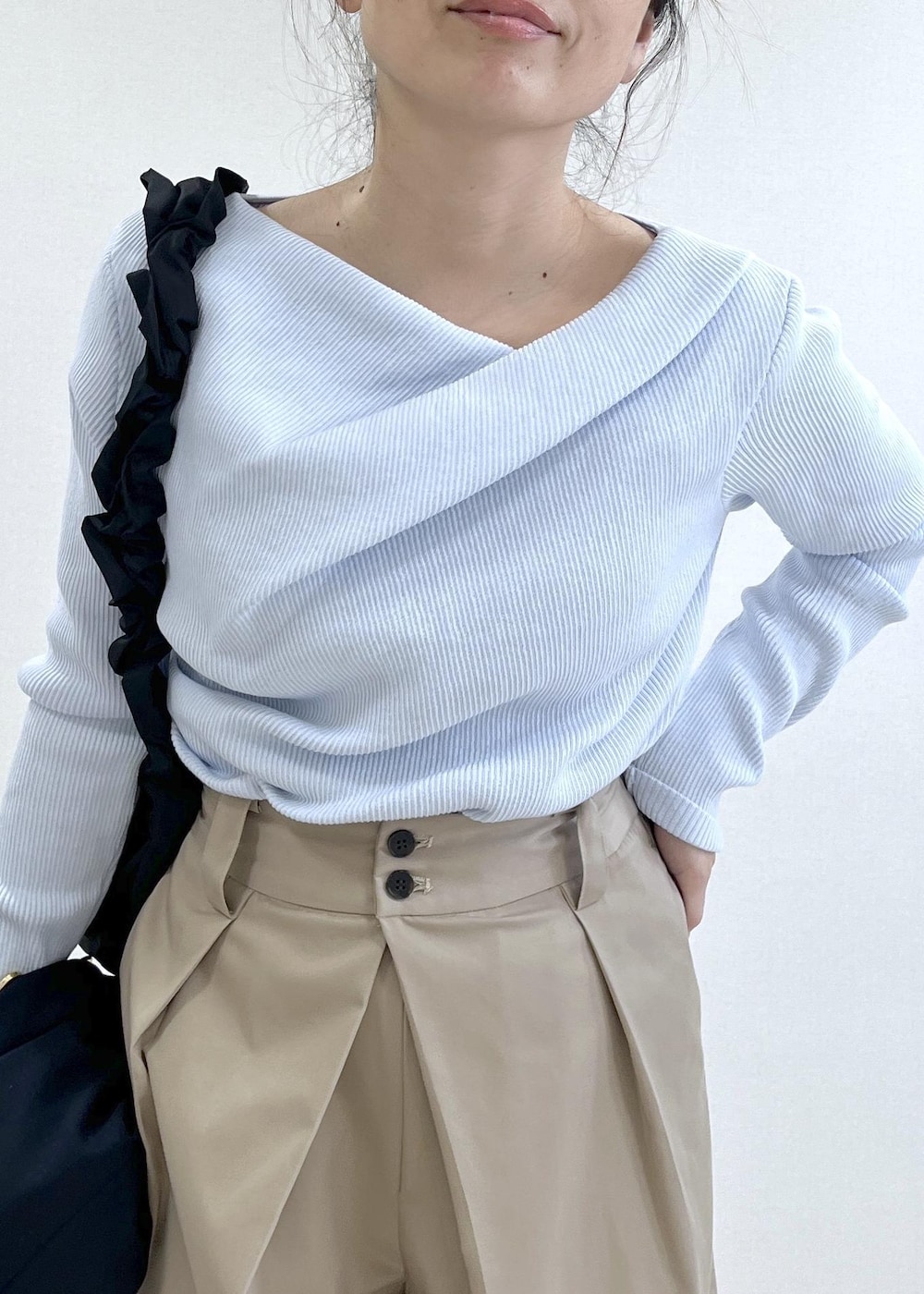 ブルー系のテーラードジャケット、ベージュ系のその他パンツ、ブラック系のショルダーバッグを着用したレディースの冬コーディネートの10枚目の写真