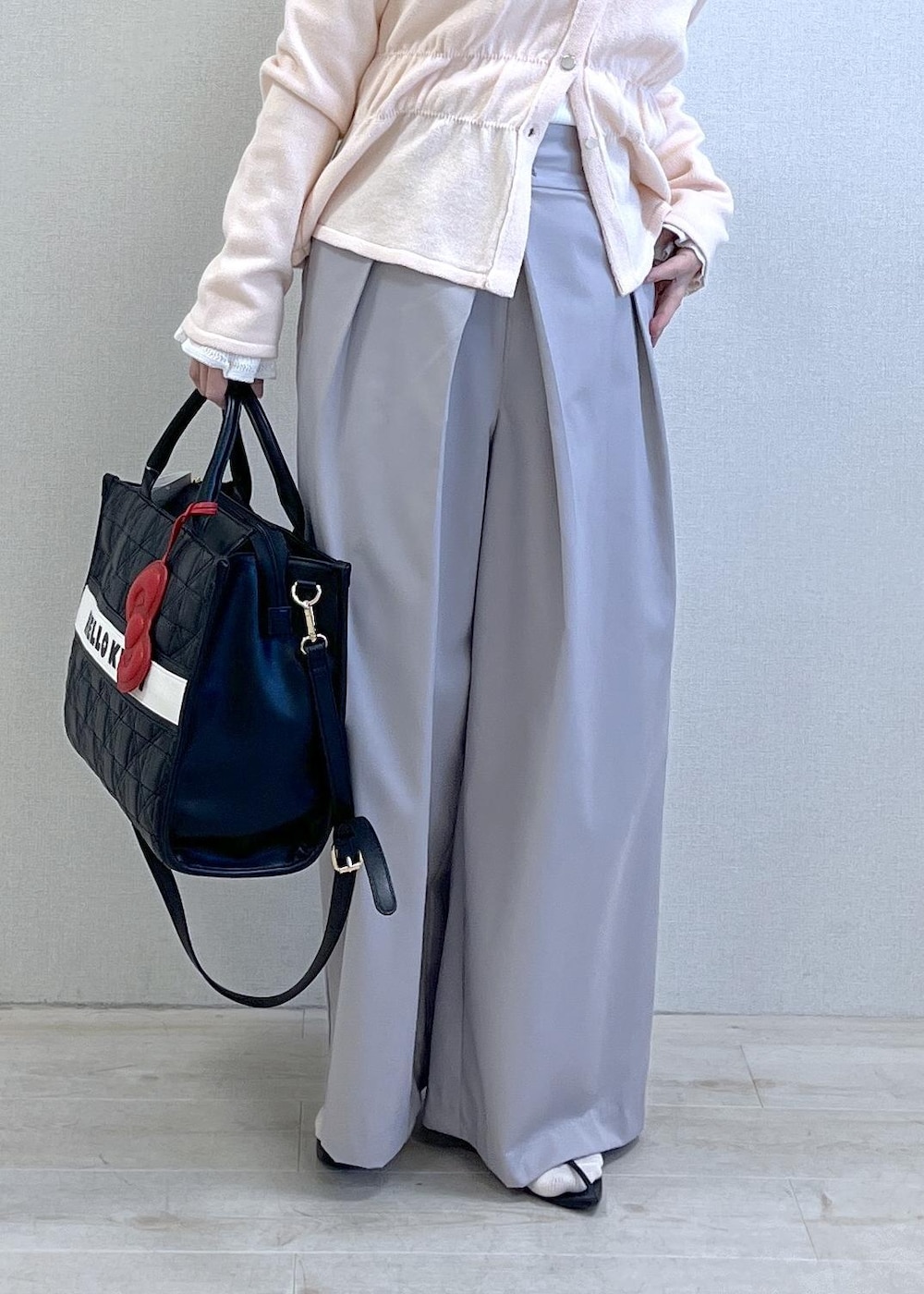 ホワイト系のニット/セーター、ピンク系のカーディガン/ボレロ、グレー系のその他パンツを着用したレディースの冬コーディネートの7枚目の写真